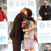 仲代達矢、徳永えりに愛の抱擁!「薄っぺらな女優になるな」のメッセージで徳永の目に涙!