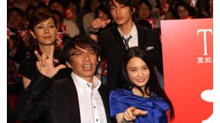 仲間由紀恵、シックな青いドレスで登場!10年支えた「TRICK」ファンに感無量!