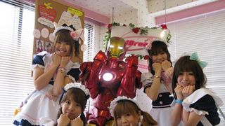 和製アイアンマンこと中村獅童がメイドさんに囲まれてご満悦!