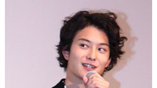 岡田将生が初の教師役で衝撃の告白、「マイクが混線したのは僕のせい」