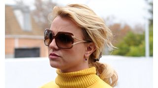 食い逃げ？ブリトニー・スピアーズがランチ代を払わずにレストランから出る