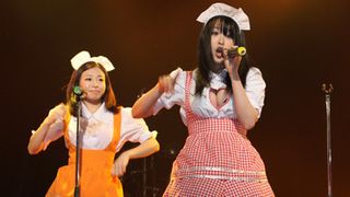 胸元パックリ！ちょっとHなアイドルユニット・胸の谷間にうもれ隊がデビュー曲を披露!!