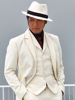 吉川晃司、激シブ！仮面ライダーのおやっさん役をニヒルに演じる！白いスーツが粋