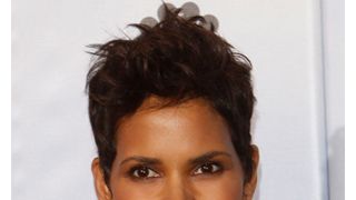 ハル・ベリー、別れた内縁の夫と同居