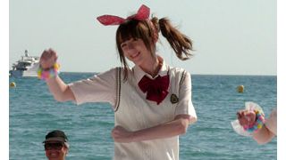 あまりにかわいい！ミニスカのベッキー・クルーエル、地元カンヌの人も目がくぎ付け