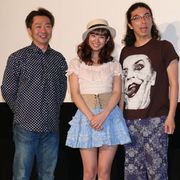 岩田さゆり、夏本番のミニスカで健康的な美脚を披露!隣に立つのは、まさかのジャック・ニコルソン!?