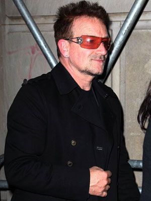 U2のボノ、脊椎の緊急手術でバンドのツアーが延期に