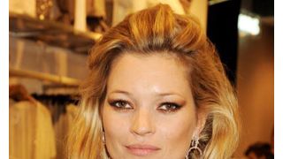 ドロボウの次は水害、ケイト・モスの家で水道ポンプが破裂