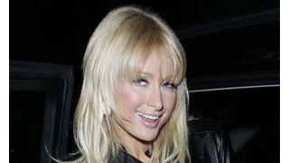 パリス・ヒルトン、元カレにヨリを戻したいと電話攻撃