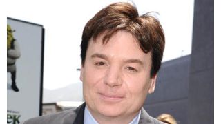 マイク・マイヤーズ、パパラッチとの暴力沙汰に巻き込まれる