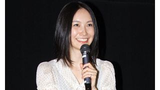 ピカピカ生脚露出の長澤奈央、監督のセクシー演技指導を暴露「胸を強調しろ!お尻を突き出せ!」