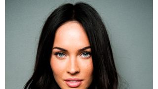 ミーガン・フォックス、「チラ見せ」を通り越してブラが丸見え！