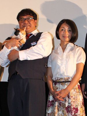 カンニング竹山、妻役の鶴田真由とお似合いツーショット！二人ともねこのみーすけを絶賛！