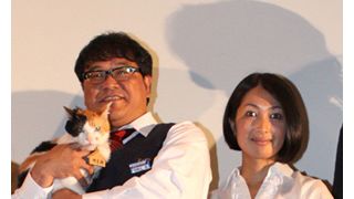 カンニング竹山、妻役の鶴田真由とお似合いツーショット!二人ともねこのみーすけを絶賛!