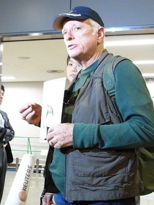 成田空港は厳戒警備！上映中止になった『ザ・コーヴ』主演者オバリー氏が来日！「日本が大好きです」