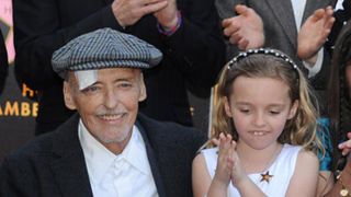 妻が葬儀への出席を許さなかった!デニス・ホッパーの娘は父親に最後の別れを言えず