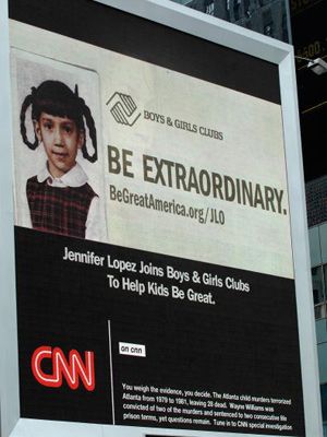 ジェニファー・ロペス、あどけない少女時代の写真がNYタイムズ・スクエアの大型広告に