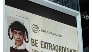 ジェニファー・ロペス、あどけない少女時代の写真がNYタイムズ・スクエアの大型広告に