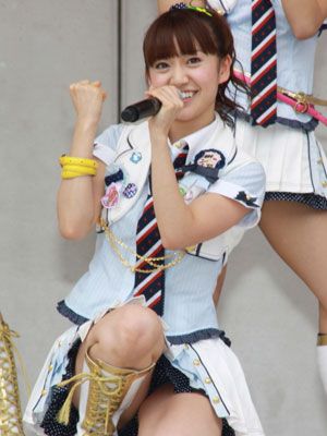 AKB48大島優子がセンターで熱唱！握手会イベントに1万5,000人が集結！会場に入れないファンも