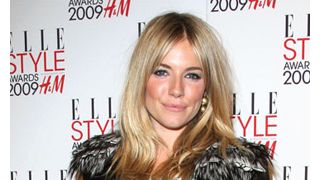 シエナ・ミラー、恋人ジュードの前妻の子どもたちと相性ばっちり!？