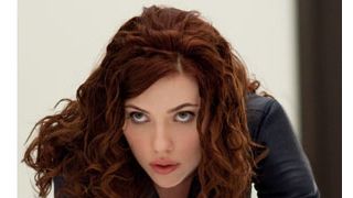 セクシー女優のスカーレット・ヨハンソン、悩殺ボディスーツでのクールアクションシーン初公開