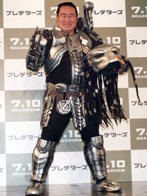 朝青龍 野球賭博問題に言及か 引退後初映画イベントで新聞記者に復しゅうも シネマトゥデイ