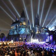 「ハリー・ポッター」のテーマパーク開園!ダニエル・ラドクリフ、ファンとお祝い