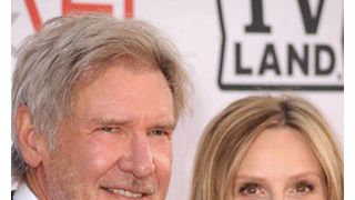 ハリソン・フォード、結婚式をジーンズ姿で挙げていた!キャリスタはそれに合わせたシンプルドレス