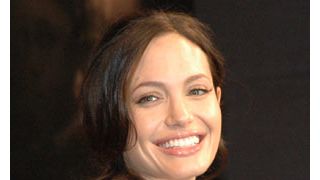 アンジェリーナ・ジョリー、南米エクアドルを訪問しコロンビア難民と再会