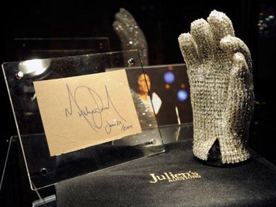 マイケル・ジャクソンさんの手袋、一周忌のオークションで1,710万円の高額落札