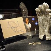 マイケル・ジャクソンさんの手袋、一周忌のオークションで1,710万円の高額落札