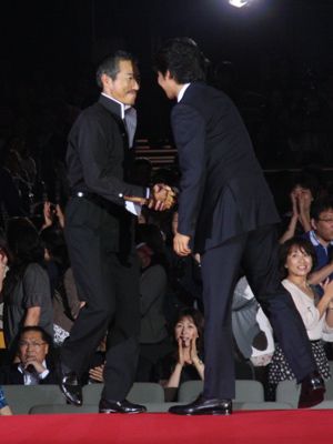 織田裕二と柳葉敏郎、がっちり熱い握手！7年ぶりの『踊る大捜査線』に4,000人が大興奮！