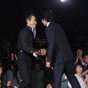 織田裕二と柳葉敏郎、がっちり熱い握手!7年ぶりの『踊る大捜査線』に4,000人が大興奮!