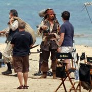 初公開!『パイレーツ・オブ・カリビアン4』撮影現場!ジョニー・デップがおなじみのジャック・スパロウ姿で!
