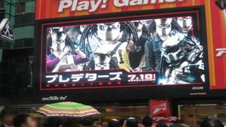 街は一時騒然!巨大ビジョン見上げると…「え、あのプレデターオレだ!」通行人のドギモを抜く