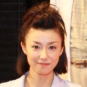 真中瞳改め東風万智子、「役者・演出家としてもすてきな方ですね」と宅間孝行をベタ褒め!