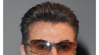 酒気帯び運転?ジョージ・マイケルが車を店に突っ込んで逮捕