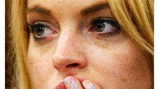 リンジー・ローハン、裁判所で判決の前に3回もお着替え!ネイルには「ファック・ユー!」