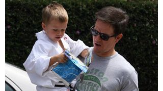 マーク・ウォールバーグ、息子の空手チョップの威力にビックリ!?