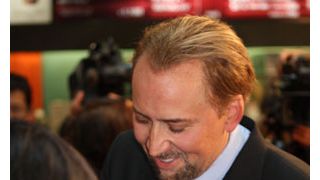 ニコラス・ケイジがお台場に登場!汗だくでファンに大サービス!「神社にお参りしたよ」