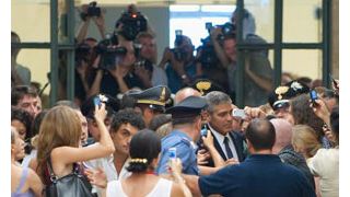 ジョージ・クルーニー、詐欺事件の裁判出席でミラノの法廷にファンらが駆けつける