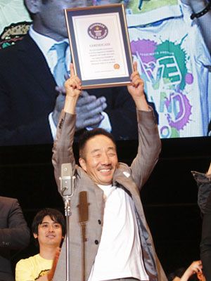 ギネスに認定！中田カウス、世界記録認定証を掲げる！3日間で62,000人「Live STAND 2010」