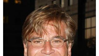 『チャーリー・ウィルソンズ・ウォー』の脚本家、元副大統領候補となったジョン・エドワーズの伝記映画で監督デビュー!