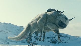 あれ?『トトロ』のネコバス実写版?公開中『エアベンダー』に不思議キャラが登場!打倒アリエッティ!?