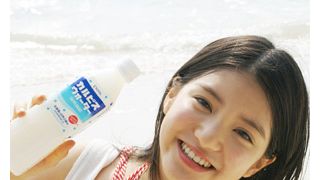 川島海荷がドキドキな水着姿！「カルピスウォーター」新ＣＭは“海でドキドキ編”