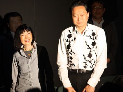 鳩山由紀夫前首相と鳩山幸夫人がサプライズ登場！「いろいろと考えるところがありました」