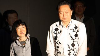 鳩山由紀夫前首相と鳩山幸夫人がサプライズ登場！「いろいろと考えるところがありました」