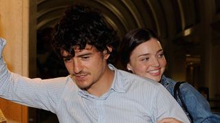 オーランド・ブルームの新婚旅行中を激写！妻ミランダ・カーの薬指に結婚指輪キラリ