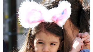 トム・クルーズの娘スーリちゃん、パパの撮影現場でキャスト相手に空想のベーカリーを開店