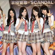 制服ミニスカ姿で骨太なガレージロック!SCANDALと作家・京極夏彦のコラボ実現!!
